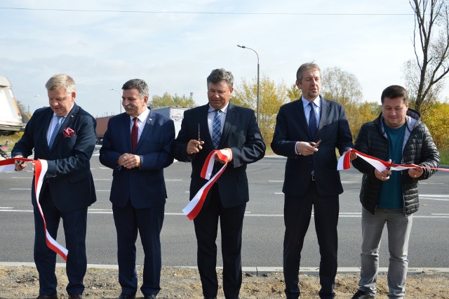 Od lewej senator Jarosław Rusiecki, poseł Andrzej Kryj, starosta Zbigniew Duda, wicestarosta Eligiusz Mich i Marcin Jabłoński z firmy Drogowiec.