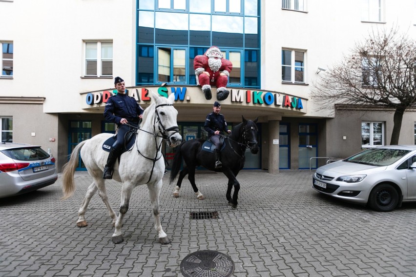 Oddział Świętego Mikołaja. Mundurowi przygotowali świąteczne prezenty dla małych pacjentów 