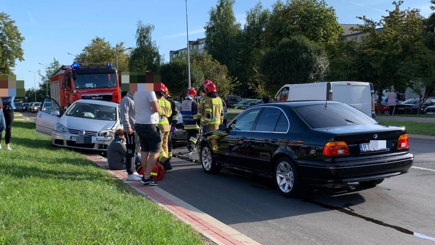 Wypadek w Tarnobrzegu. Na ulicy Kwiatkowskiego zderzyły się trzy samochody, jedna osoba ranna (ZDJĘCIA)