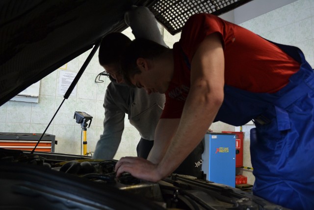 Rozpiętości zarobków występują w każdym zawodzie. W przypadku mechanika stawki zaczynają się od najniższej krajowej, kończą na ich 3-krotności.