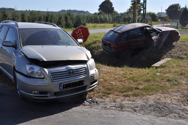 Wypadek w Chruślinie. Kierowcy i dwaj pasażerowie astry doznali lekkich obrażeń. Po udzieleniu niezbędnej pomocy lekarskiej zostali zwolnieni do domu. W szpitalu pozostał trzeci pasażer opla astry.