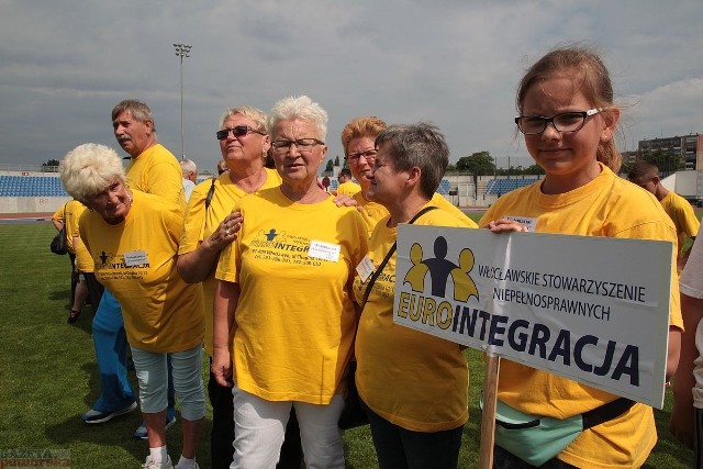 Ponad 300 osób wzięło udział w czwartej edycji zawodów osób niepełnosprawnych, czyli Olimpiady Hefajstosa. Na stadionie OSiR we Włocławku rozegrano konkurencje lekkoatletyczne - biegi, skoki w dal, slalomy i pchnięcie kulą. Ważniejsza jednak od rywalizacji była dobra zabawa.INFO Z POLSKI 8.06.2017 - przegląd najciekawszych informacji ostatnich dni w kraju