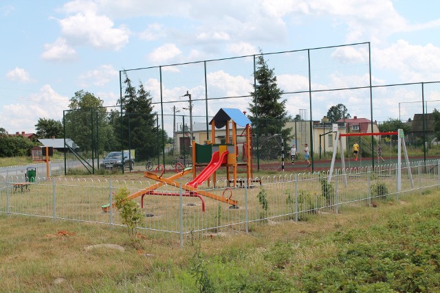 Już można korzystać z nowego placu zabaw w Kłonnie. Jest tu też boisko, wykorzystywane przez wakacje przez dzieci.