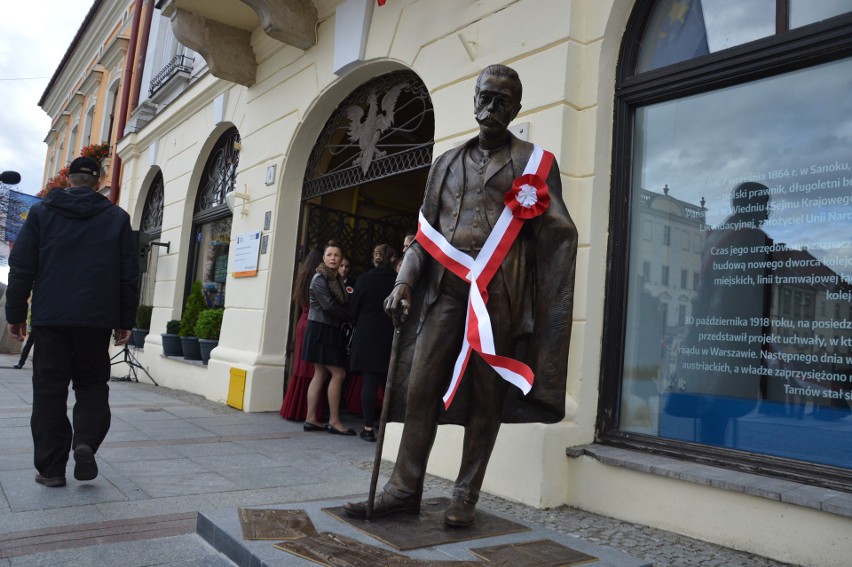 Na tarnowskim rynku odsłonięto pomnik Tadeusza Tertila [ZDJĘCIA]