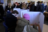 Toruń: trwają wybory do Młodzieżowej Rady Miasta Torunia. Tłumy młodych wybierają swoich przedstawicieli