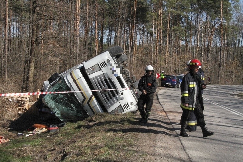 Ciężarówka przewróciła się w Kostomłotach