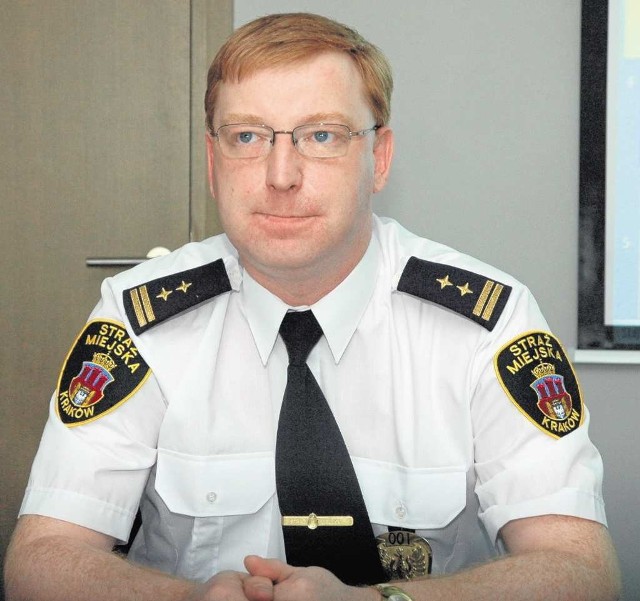Janusz Wiaterek był w Krakowie znaną postacią, komendantem straży miejskiej. Odszedł z pracy po publikacjach prasowych
