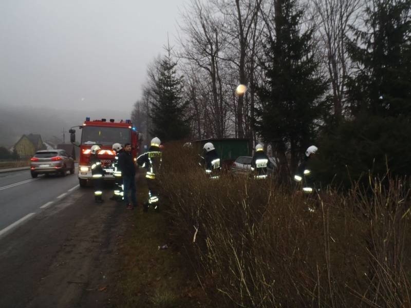 Wypadek na DK 87. Samochód osobowy z Krakowa rozbił się w dolinie Popradu