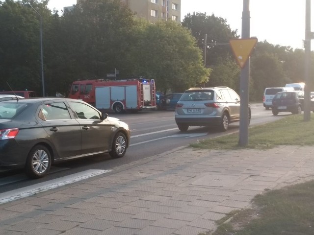 Do zderzenia dwóch samochodów doszło w piątek 30 sierpnia o godz. 18.23. Jak mówi oficer dyżurny poznańskich strażaków, nikt nie został ranny. Przejdź do kolejnego zdjęcia --->