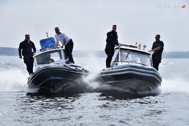 Funkcjonariusze wyruszyli na wody Zalewu Porajskiego, aby ćwiczyć między innymi manewrowanie łodziami motorowymi. Dzięki regularnemu poszerzaniu swoich umiejętności, policjanci są w stanie skutecznie i efektywnie pełnić służbę na akwenach wodnych.