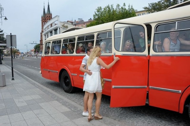 Chętni na wycieczkę wsiadali do autobusu niemal w ostatniej chwili.