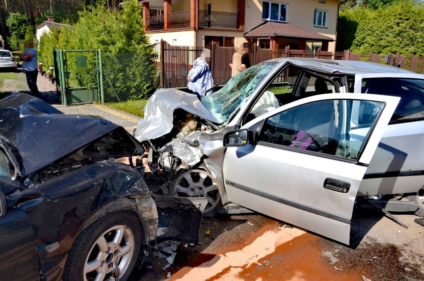 Wyszków: Czołowe zderzenie dwóch osobówek w Niegowie. Są ranni