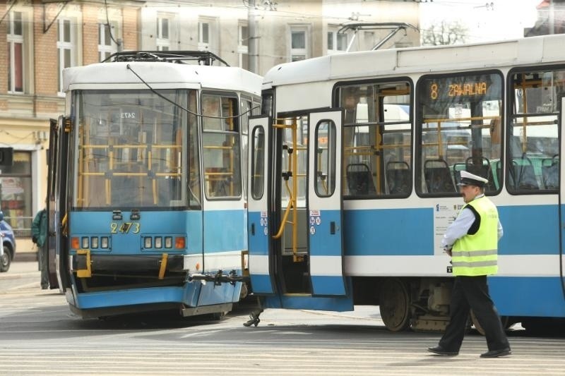Dwa tramwaje wykoleiły się na pl. Bema, 15.04.2014