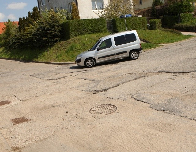 Nawierzchnia drogi na ulicy Parkowej. 