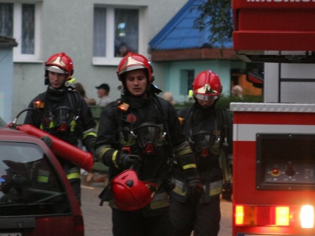 Na chwilę przed godz. 21 straż pożarna otrzymała zgłoszenie o zadymieniu w jednym z mieszkań w bloku przy al. 3 Maja.