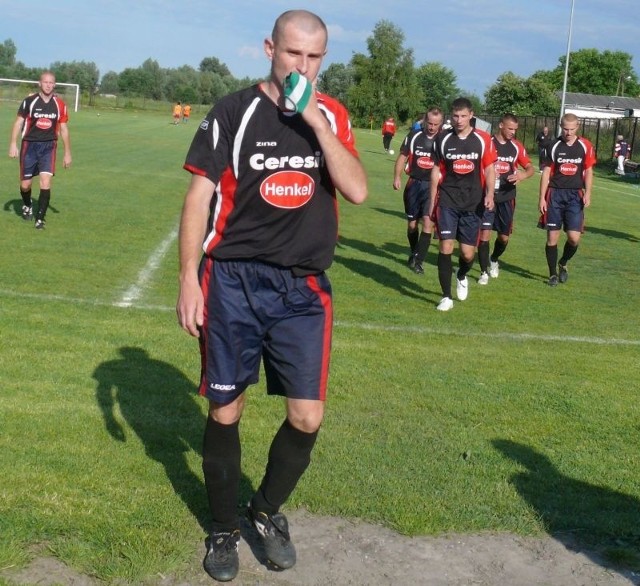 Piłkarze MKS Stąporków odchodzą z klubu w poszukiwaniu dla siebie nowych drużyn. Na pierwszym planie Mariusz Arczewski, który w nowym sezonie będzie występował w czwartoligowej Lubrzance Kajetanów.