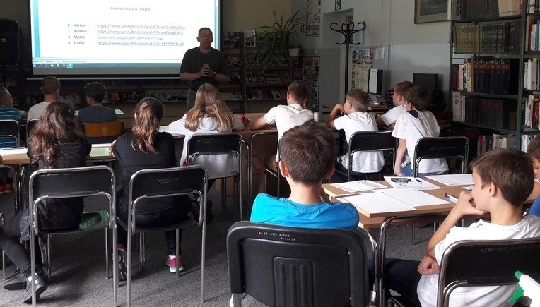 Uczniowie buskiej "trójki" świętowali... w bibliotece