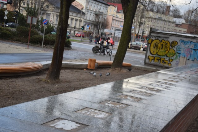 Przy ul. Strzeleckiej z nowego murku przy ścieżce rowerowej wzdłuż Kłodawki zniknęło kilkadziesiąt miedzianych płytek. Jak mówią nam pobliscy mieszkańcy, ktoś kradł je przez kilka ostatnich dni. - Wykonawca zgłosił to na policję. Ma też tak zabezpieczyć płytki, aby nie można było ich ukraść – mówi Daniel Czypar z magistratu.W ostatnich dniach z okolic placu zabaw przy ścieżce giną też rośliny. – Nie ma dnia, by ktoś jakiejś nie ukradł – dodaje Marta Liberkowska z magistratu.Zniszczenia wandali kosztują miasto w ciągu roku kilkaset tysięcy złotych. W zeszłym roku tylko na naprawę 61 wiat przystankowych trzeba było wydać 57 tys. zł. Remont w Parku Siemiradzkiego. Ulubione miejsce gorzowian będzie jeszcze piękniejsze