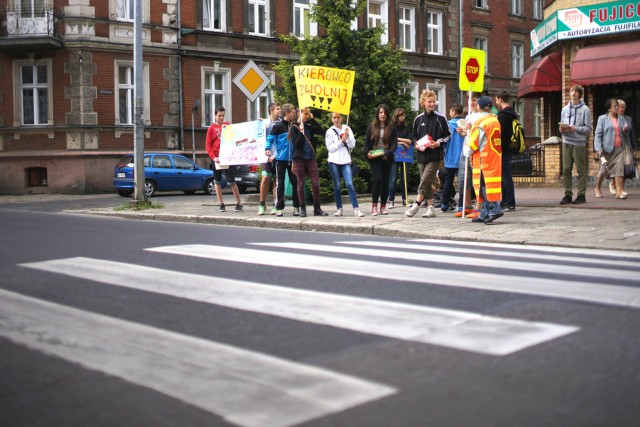 W piątek uczniowie klasy I c z gimnazjum nr 3 w Słupsku zorganizowali happening przy ulicy Henryka Pobożnego.