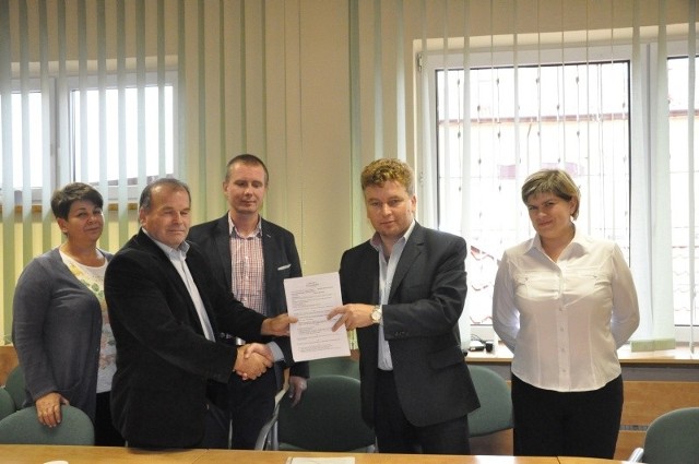 Burmistrz Połańca Jacek Tarnowski podpisał z Przedsiębiorstwem Robót Drogowych w Staszowie  umowę na przebudowę drogi w Okrągłej.