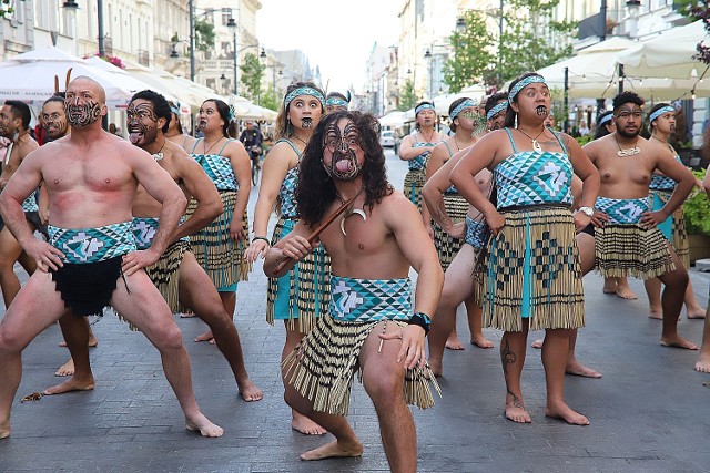 Maorysi w Łodzi zatańczyli taniec Haka na Piotrkowskiej. Taniec Maorysów będzie częścią spotu reklamującego ŁódźCZYTAJ DALEJ >>>>