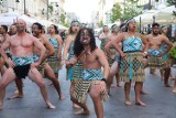 Maorysi w Łodzi zatańczyli taniec Haka na Piotrkowskiej. Taniec Maorysów będzie częścią spotu reklamującego Łódź