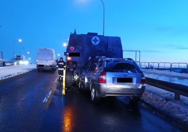 W piątek nad ranem doszło do nietypowego wypadku. Samochód osobowy wjechał... w wojskowego Rosomaka!ZDJĘCIA I WIĘCEJ INFORMACJI - KLIKNIJ DALEJ