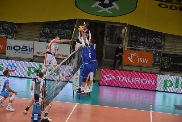 W pierwszym meczu 1/2 finału Jastrzębski Węgiel wygrał po tie-breaku.