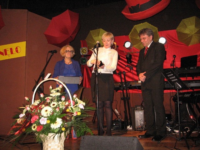 Na ręce dyrektora Molendy wiceprezydent Anna Kwiecień i dyrektor Krystyna Szymańska przekazały pamiątkowy grawer.