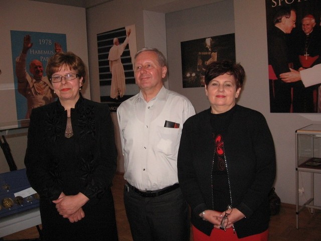 Prawie już gotową wystawę pokazali  Lucyna Wiśniewska, Adam Zieleziński i Halina Styczeń, wicedyrektor muzeum
