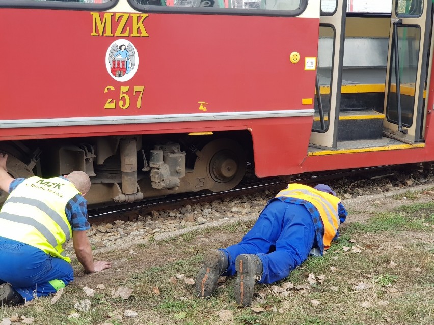 Wykolejony tramwaj po zderzeniu z autobusem na ulicy Wschodniej. Są ranni