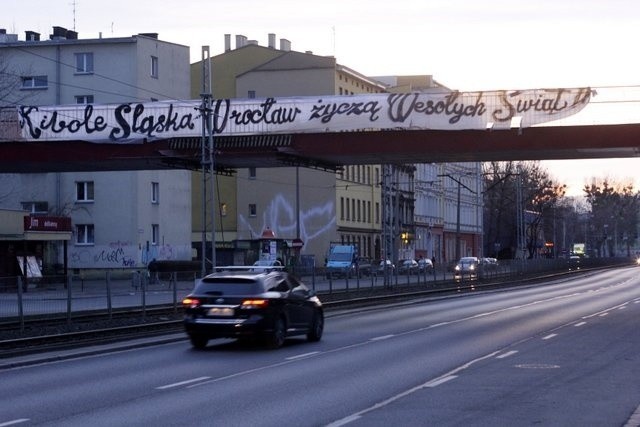 Kibole znów życzą... Wesołych Świąt. Tym razem na kładce nad ul. Grabiszyńską (ZDJĘCIA)