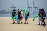 Międzypokoleniowy sukces akcji "Mój Bałtyk". Gdańszczanie oraz turyści odwiedzający Gdańsk uczestniczyli w akcji sprzątania plaży na Stogach