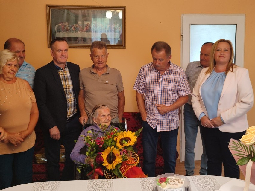 Pani Monika z gminy Kuźnica skończyła 100 lat! Ten zacny jubileusz świętowała w gronie rodziny i urzędników