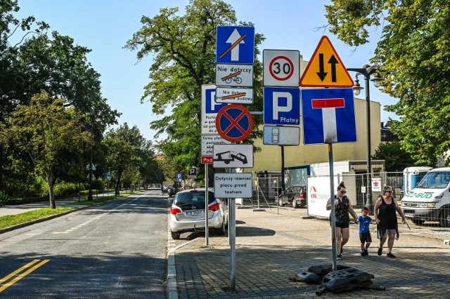 ZDMiKP w Bydgoszczy tłumaczy, że prace drogowe, które są prowadzone w pobliżu szkoły muzycznej w Bydgoszczy, wpłyną na bezpieczeństwo ruchu drogowego w tej okolicy.