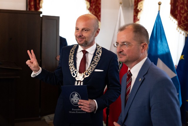 Prezydent Rzeszowa Konrad Fijołek (z lewej) złożył ślubowanie na nową kadencję w obecności świeżo wybranego przewodniczącego Rady Miasta Rzeszowa Waldemara Szumnego (z prawej).