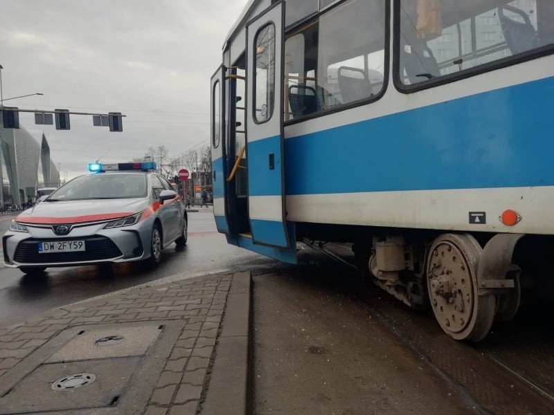 Wypadek przy Wroclavii. Zderzenie tramwaju z busem i wykolejony wóz MPK (ZDJĘCIA)