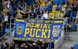 Kibice Arki Gdynia na meczu z Puszczą Niepołomice. Zdjęcia fanów żółto-niebieskich na trybunach przy Olimpijskiej