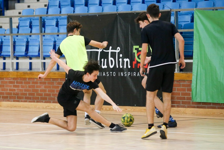 Charytatywny Turniej Futsalu w Lublinie. Jednostronne widowisko w hali MOSiR. Wszyscy wspierali dom dziecka i fundację. Zobacz fotorelację