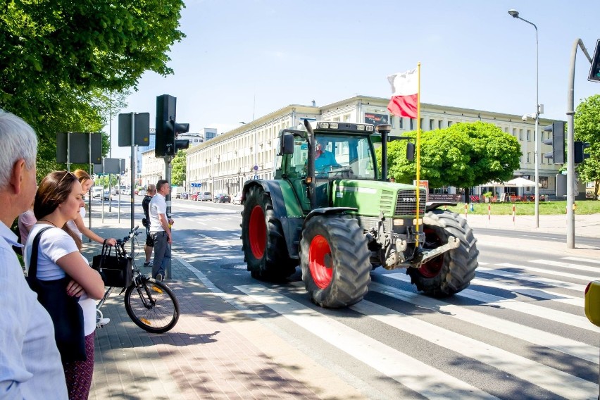 Białystok. Protest podlaskich rolników. Nowe znaki uniemożliwiły dojazd (zdjęcia,wideo)