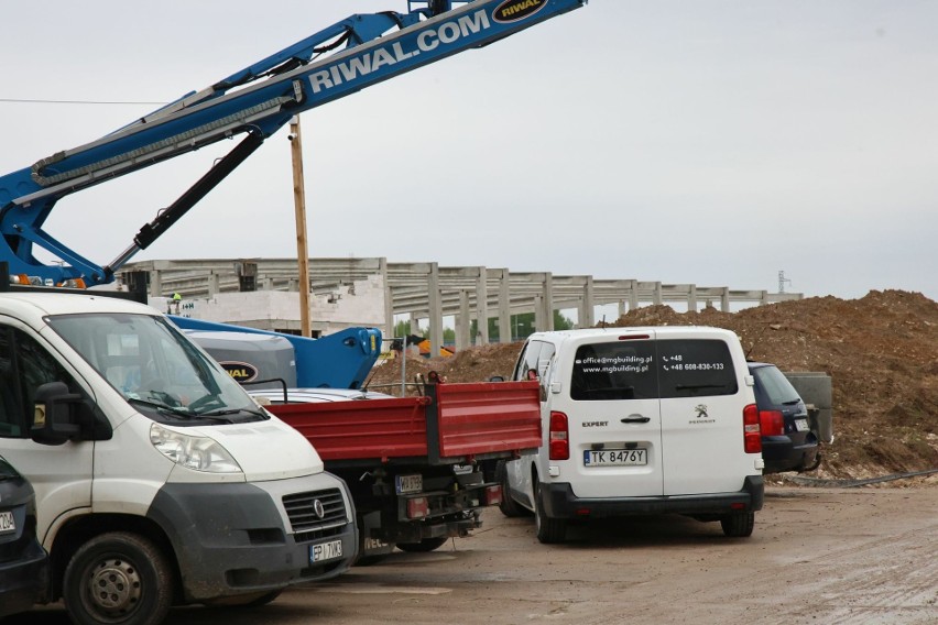 Budowa Autoryzowanego Warsztatu Pojazdów Ciężarowych marki Volvo i Renault w Kajetanowie idzie pełną parą. Zobacz zdjęcia