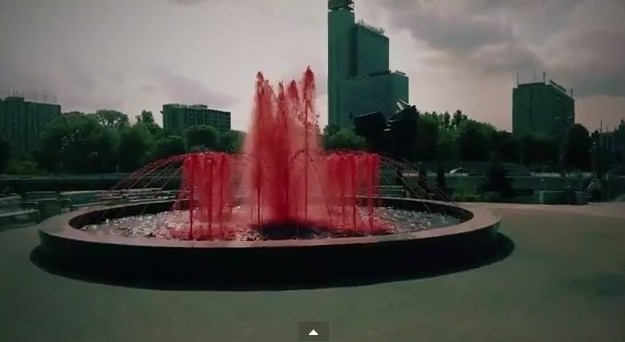 Czerwona woda w fontannie w Katowicach