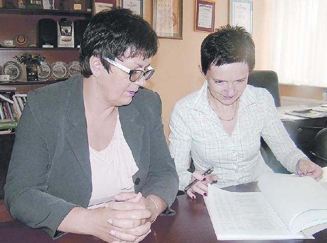 Sekretarz Katarzyna Przewłocka (z lewej) oraz Anna Osuch, z działu finansowego przekonują, że gmina problemy finansowe ma już za sobą (fot. Czesław Wachnik)