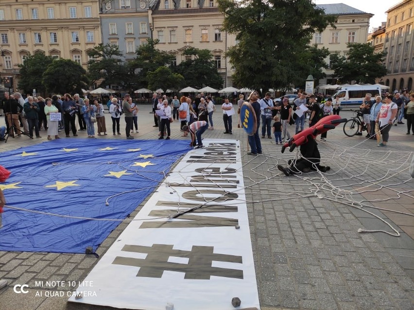 Kraków. "Wolne media, wolni ludzie, wolna Polska". Protest przeciwko ustawie "Lex TVN" na Rynku Głównym