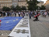 Kraków. "Wolne media, wolni ludzie, wolna Polska". Protest przeciwko ustawie "Lex TVN" na Rynku Głównym