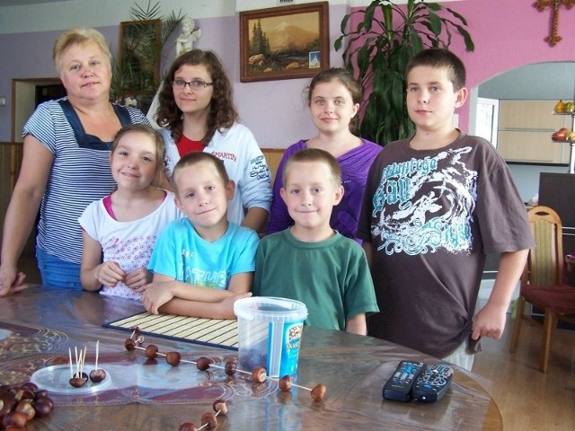 Anna Kowalska z przybranymi dziećmi szuka teraz pieniędzy na ekogroszek. Na zdjęciu od lewej: Anna Kowalska, Agnieszka, Natalia, Jasiu, Daria, Janek i Romek. Na zdjęciu brakuje jeszcze Ani i Beaty.