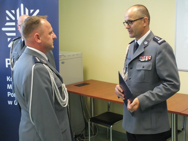 Nadkom. Rafał Drozdowski (z lewej) został nowym komendantem miejskim policji w Opolu. Odbiera nominację od komendanta wojewódzkiego Jarosława Kalety.