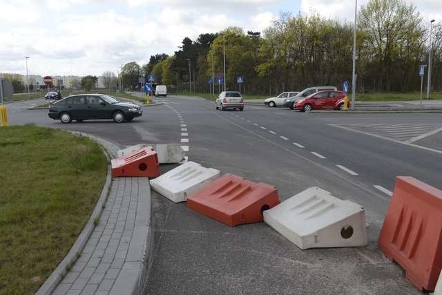 O niekończących się pracach w rejonie JAR-u świadczą choćby drogowe słupki na skrzyżowaniu Ugory-Polna