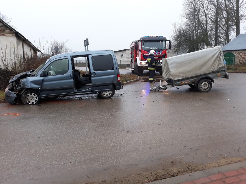 Jałówka. Wypadek z udziałem mercedesa i peugeota [ZDJĘCIA]