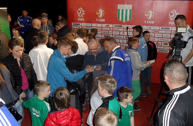 Podczas prezentacji drużyny kibice Olimpii Grudziądz zabiegają o autografy piłkarzy i wspólne zdjęcia